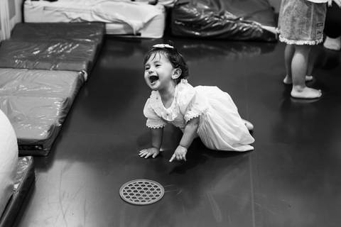 Criança brincando em seu aniversario '