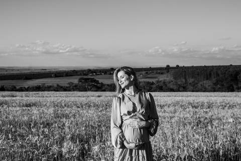 ensaio gestante no campo'