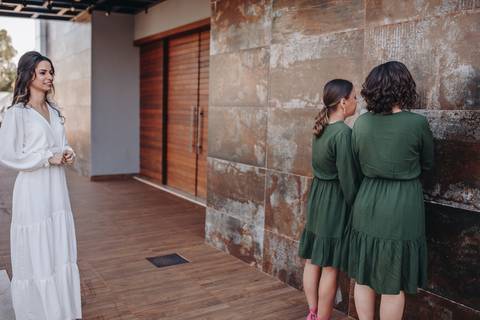 First Look com as madrinhas em casamento de dia '