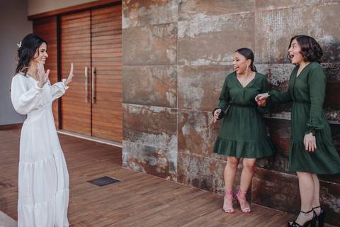 First Look com as madrinhas em casamento de dia'