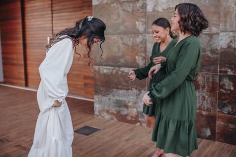 First Look com as madrinhas em casamento de dia'
