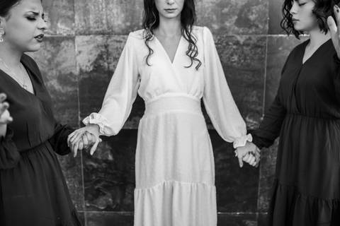 First Look com as madrinhas em casamento de dia'