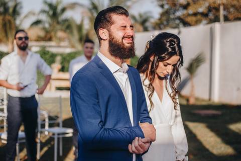 Noivo emocionado em Casamento intimista ao ar livre'