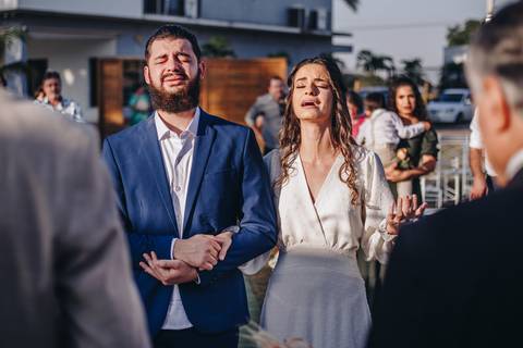 Noivo emocionado em Casamento intimista ao ar livre'