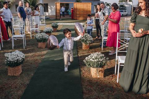 Casamento intimista ao ar livre, entrada do pajem com balão'