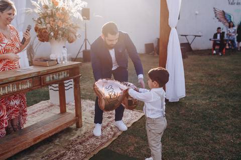 Casamento intimista ao ar livre, entrada do pajem com balão'