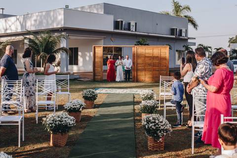 Entrada da noiva em cerimonia intimista ao ar livre '