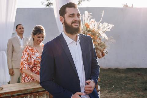 Entrada da noiva em cerimonia intimista ao ar livre '