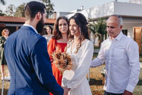 Entrada da noiva em cerimonia intimista ao ar livre '