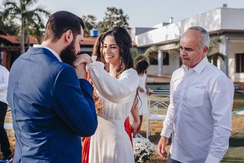 Entrada da noiva em cerimonia intimista ao ar livre '