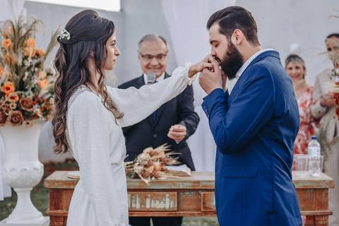 Troca de alianças em casamento ao ar livre '