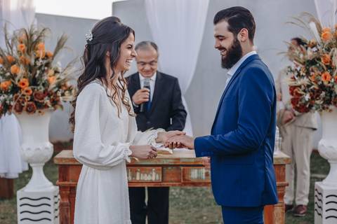 Troca de alianças em casamento ao ar livre '