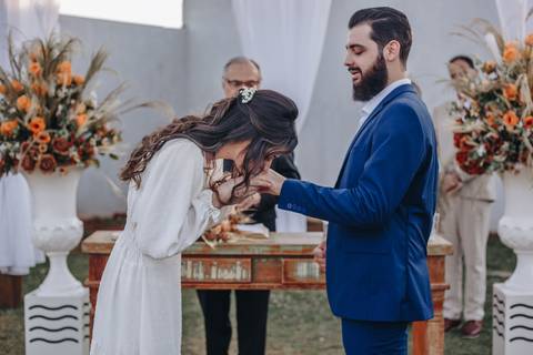 Troca de alianças em casamento ao ar livre '