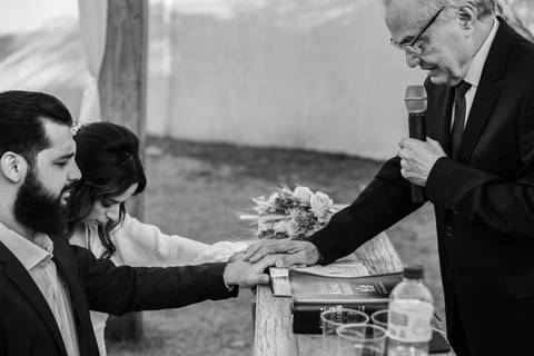 benção das alianças em casamento ao ar livre '