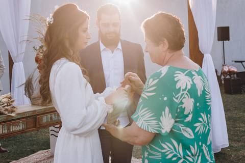 Entrada da avó dos noivos em Casamento ao ar livre'