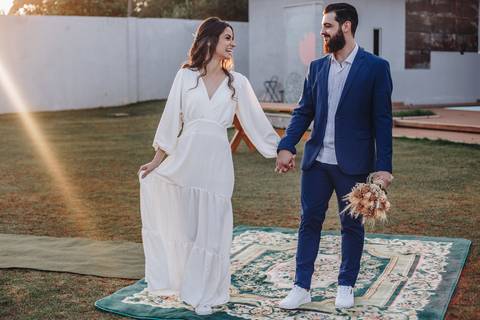 Casal descontraído em casamento ao ar livre '