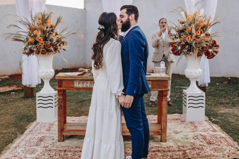 Beijo dos noivos em  cerimonia ao ar livre'