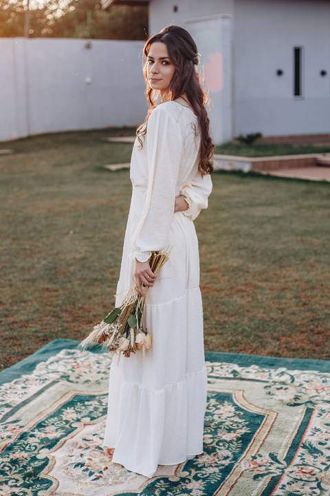 Noiva linda com vestido minimalista para casamento intimista ao ar livre '