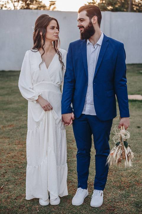 Noivo com terno azul descontraído
para casamento de dia'