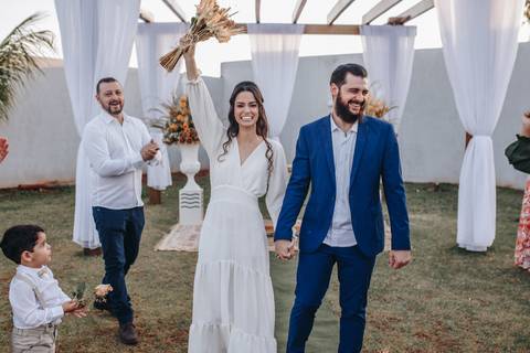 Saída dos noivos em  cerimonia ao ar livre'