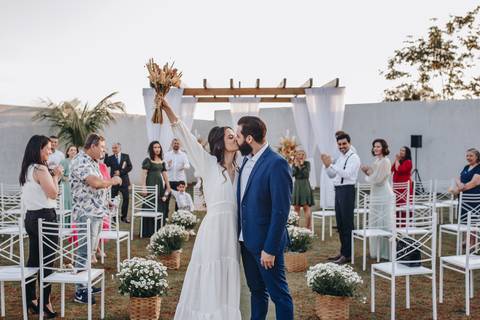 Saída dos noivos em  cerimonia ao ar livre'