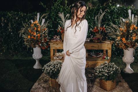 Noiva linda com vestido minimalista para casamento intimista ao ar livre '