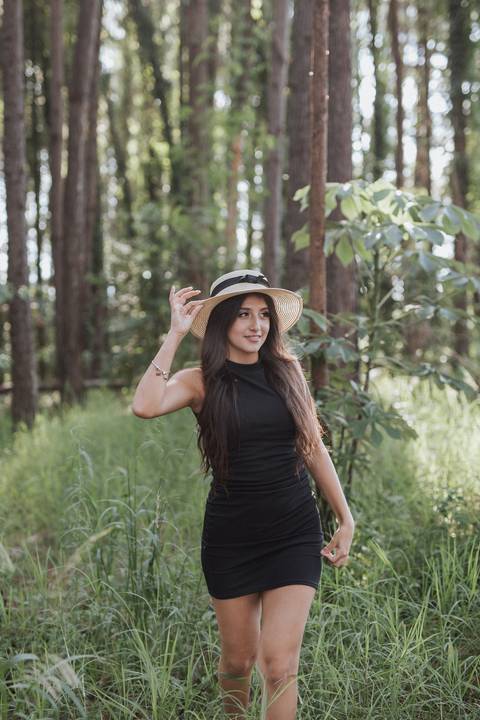 Retrato feminino na floresta '