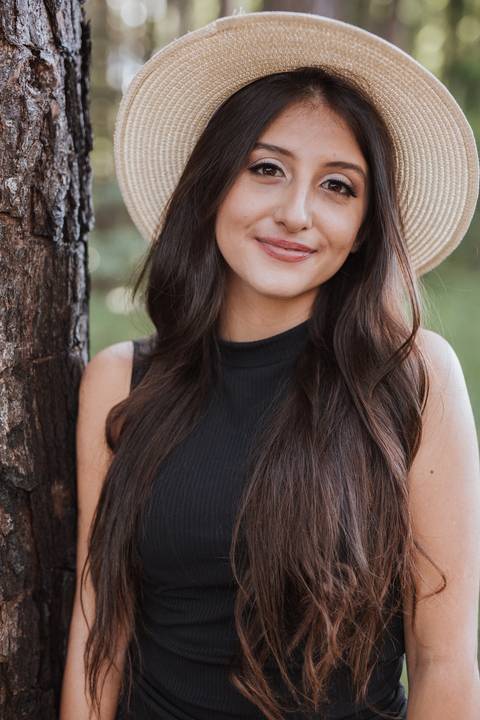 Retrato feminino na floresta '