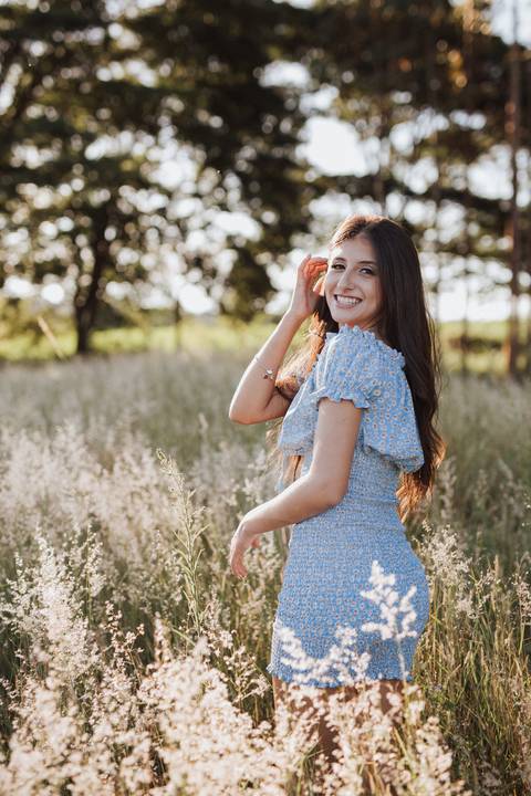 Ensaio feminino no campo'