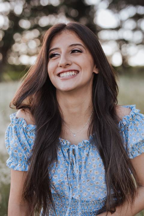 Inspiração de retrato feminino no campo '