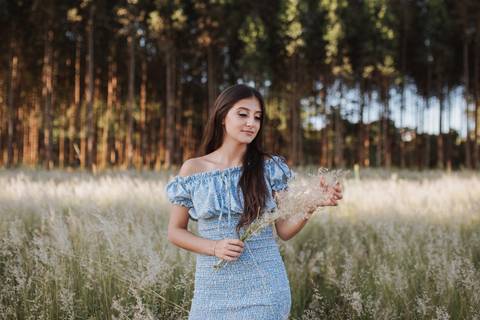 Ensaio feminino no campo'