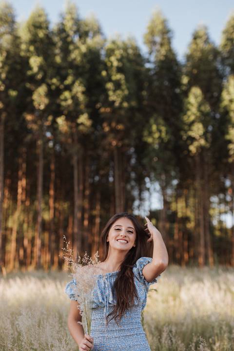 Ensaio feminino no campo'