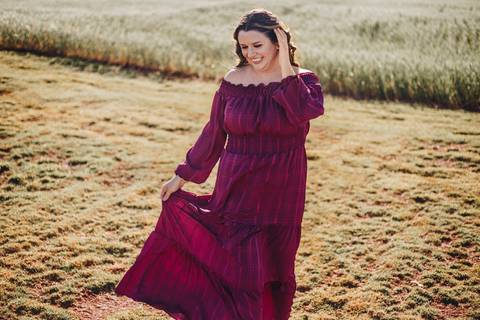 Mulher caminhando no campo '