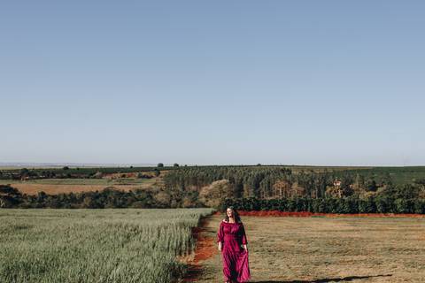 Mulher caminhando no campo'