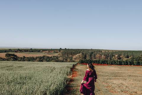 Mulher correndo no campo'