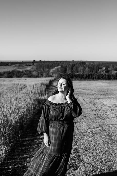 Ensaio feminino no campo'