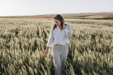 Mulher caminhando no campo de trigo'