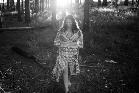 mulher caminhando na floresta '