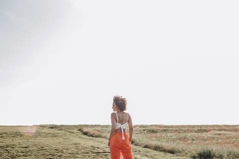 Ensaio feminino no campo'