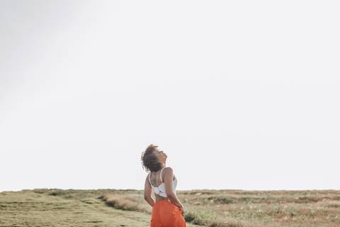 Ensaio feminino no campo'