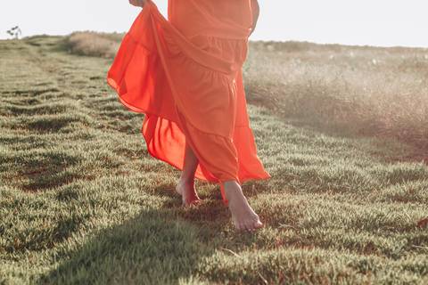 Mulher caminhando no campo '