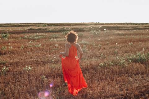 Mulher caminhando no campo '