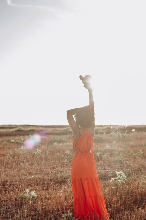 Ensaio feminino no campo'