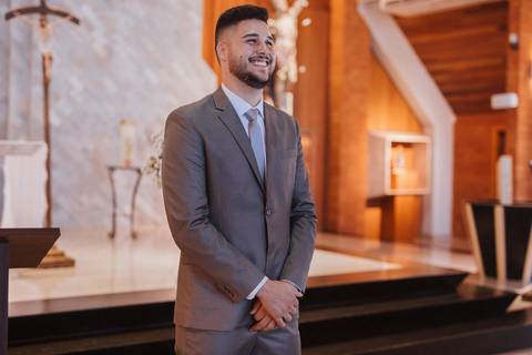 Entrada da noiva em cerimonia intimista na igreja'