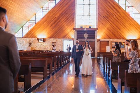 Entrada da noiva em cerimonia intimista na igreja'