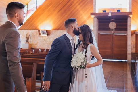 Entrada da noiva em cerimonia intimista na igreja'