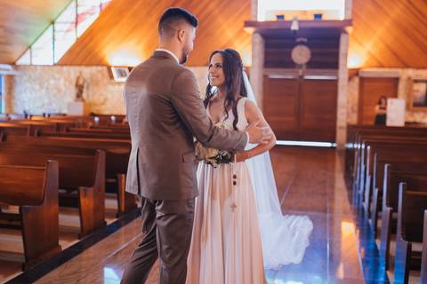 Entrada da noiva em cerimonia intimista na igreja'