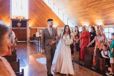 Entrada da noiva em cerimonia intimista na igreja'