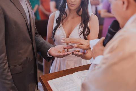 Foto detalhista dos noivos'