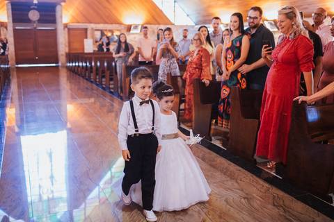 Entrada das alianças em casamento na igreja'